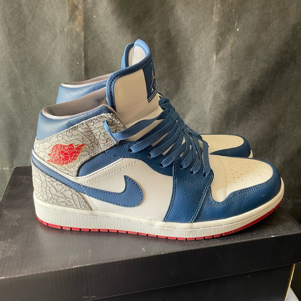 Air Jordan 1 Mid True Blue (men’s Size 9.5)